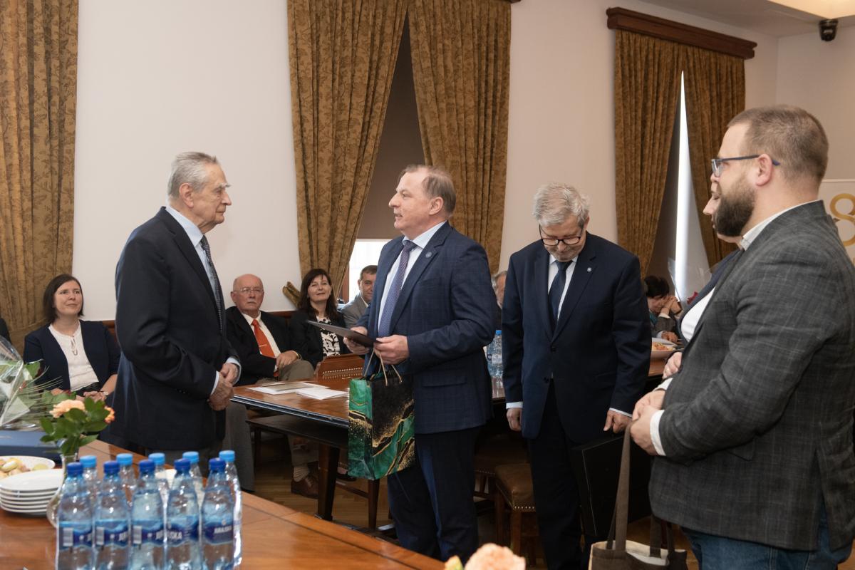 90-lecia-prof-dr-hab-in-janusza-orkisza_54484810883_o.jpg